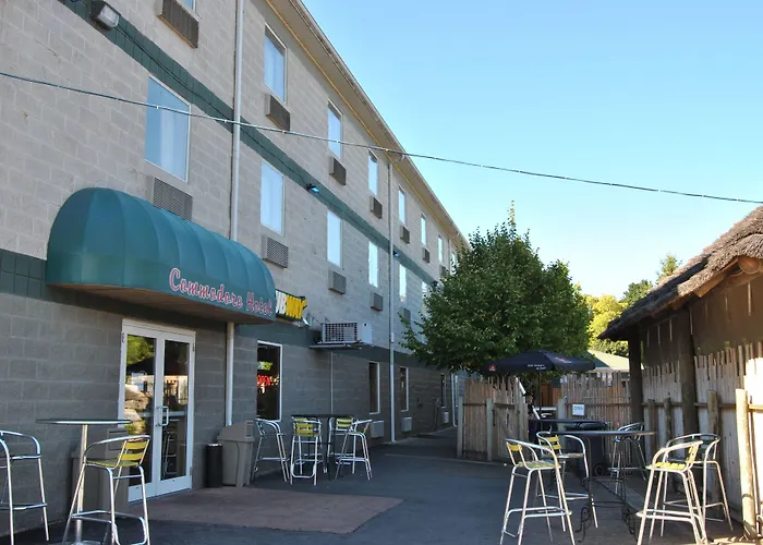 Put in Bay HotelsCommodore Resort