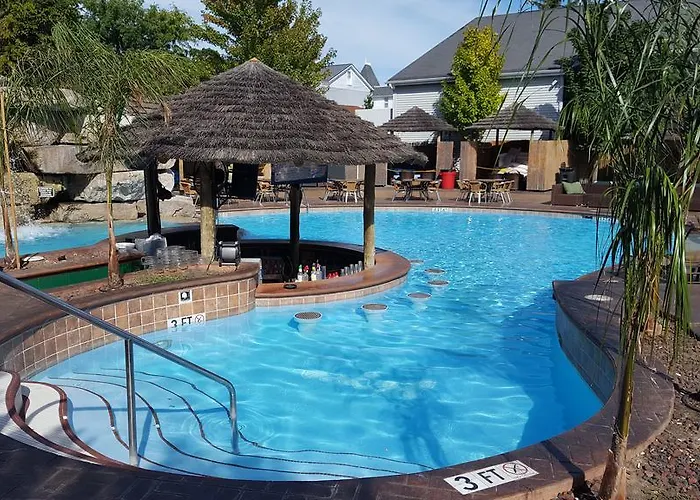 Put in Bay HotelsCommodore Resort